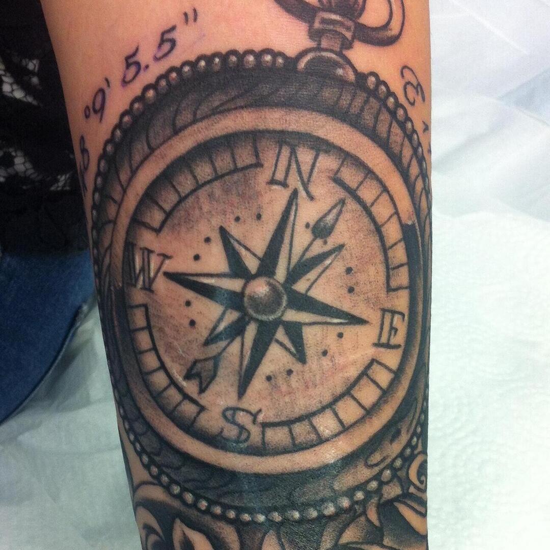 Kompass Arm-Tattoo